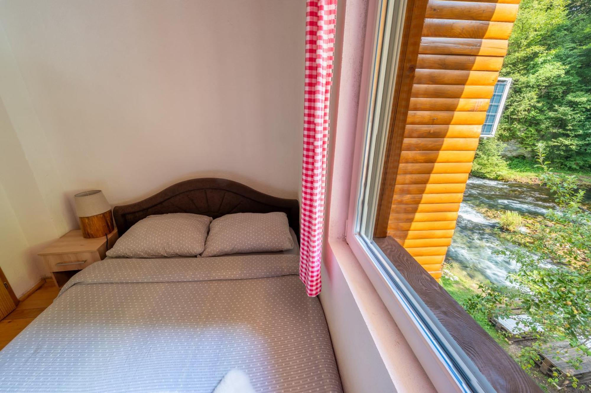 Maison d'hôtes Domacinstvo Na Kraju Svijeta à Sipovo Extérieur photo