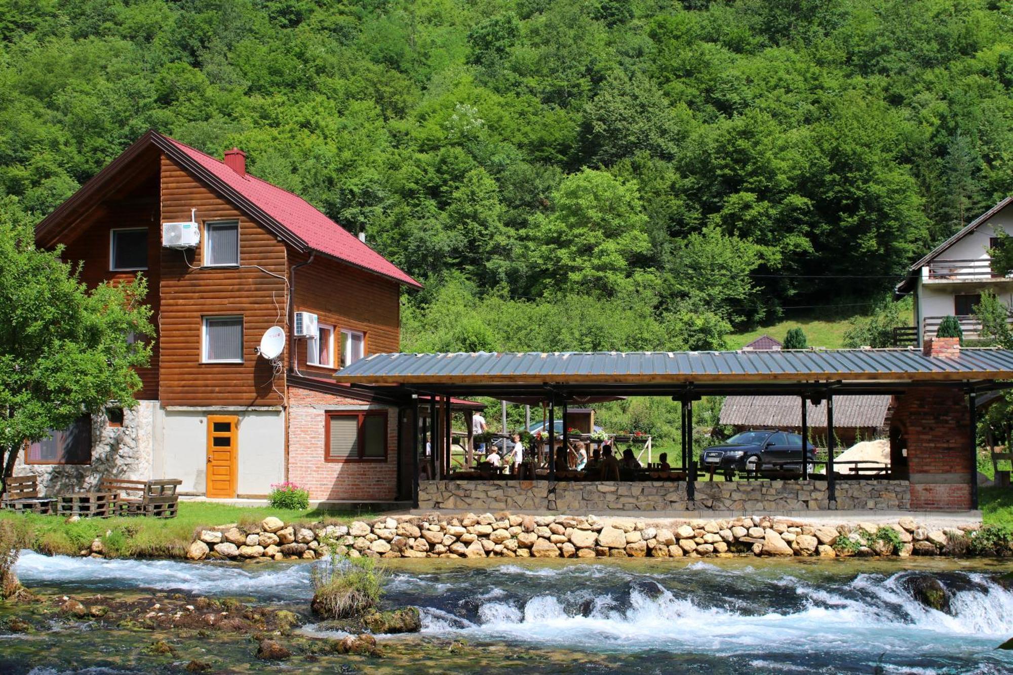Maison d'hôtes Domacinstvo Na Kraju Svijeta à Sipovo Extérieur photo