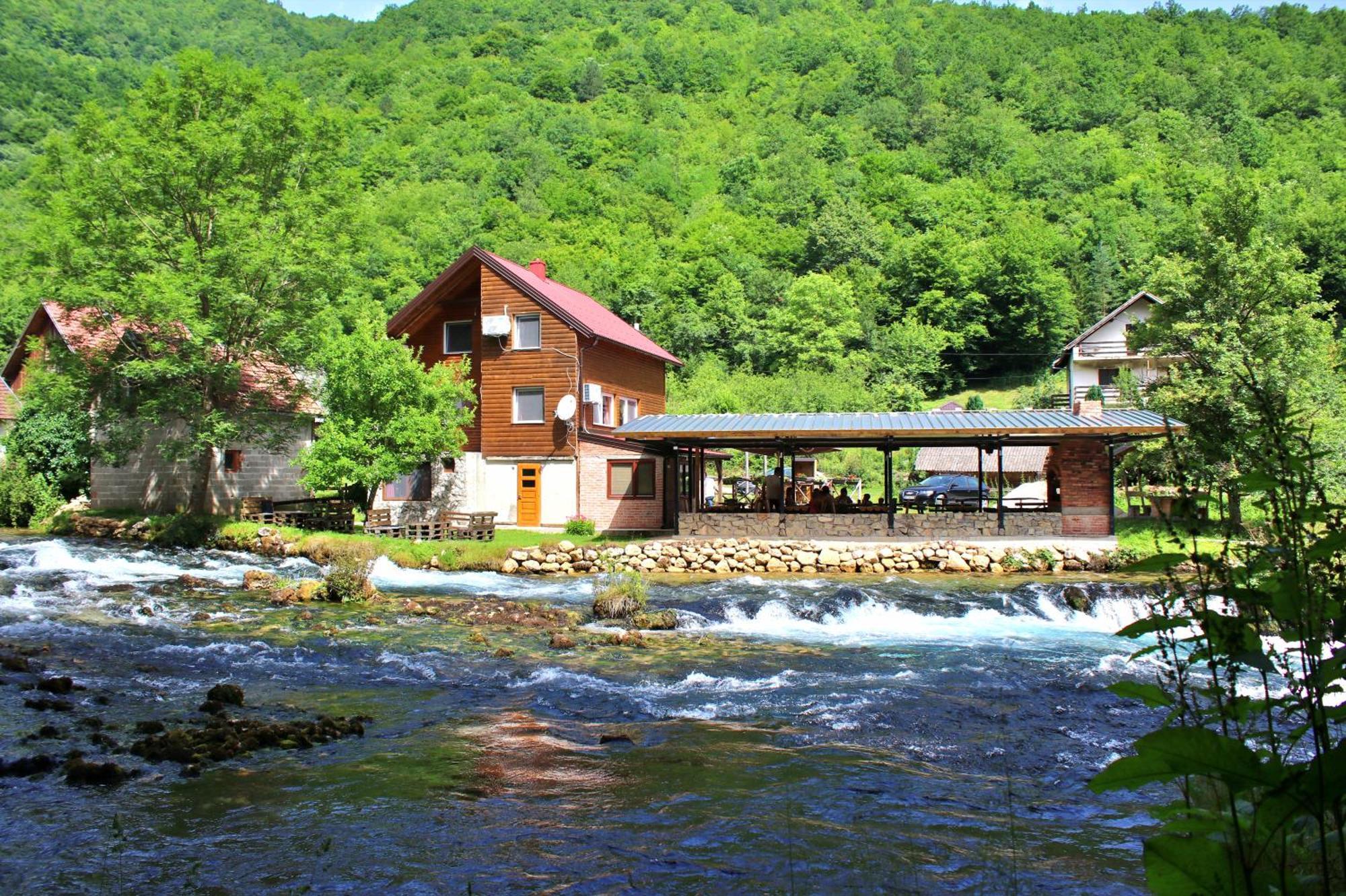 Maison d'hôtes Domacinstvo Na Kraju Svijeta à Sipovo Extérieur photo